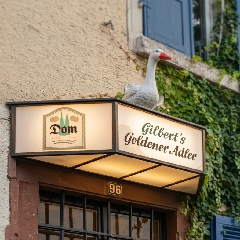 Die Gans auf der Leuchtreklame über dem Eingang von Gilberts Goldener Adler
