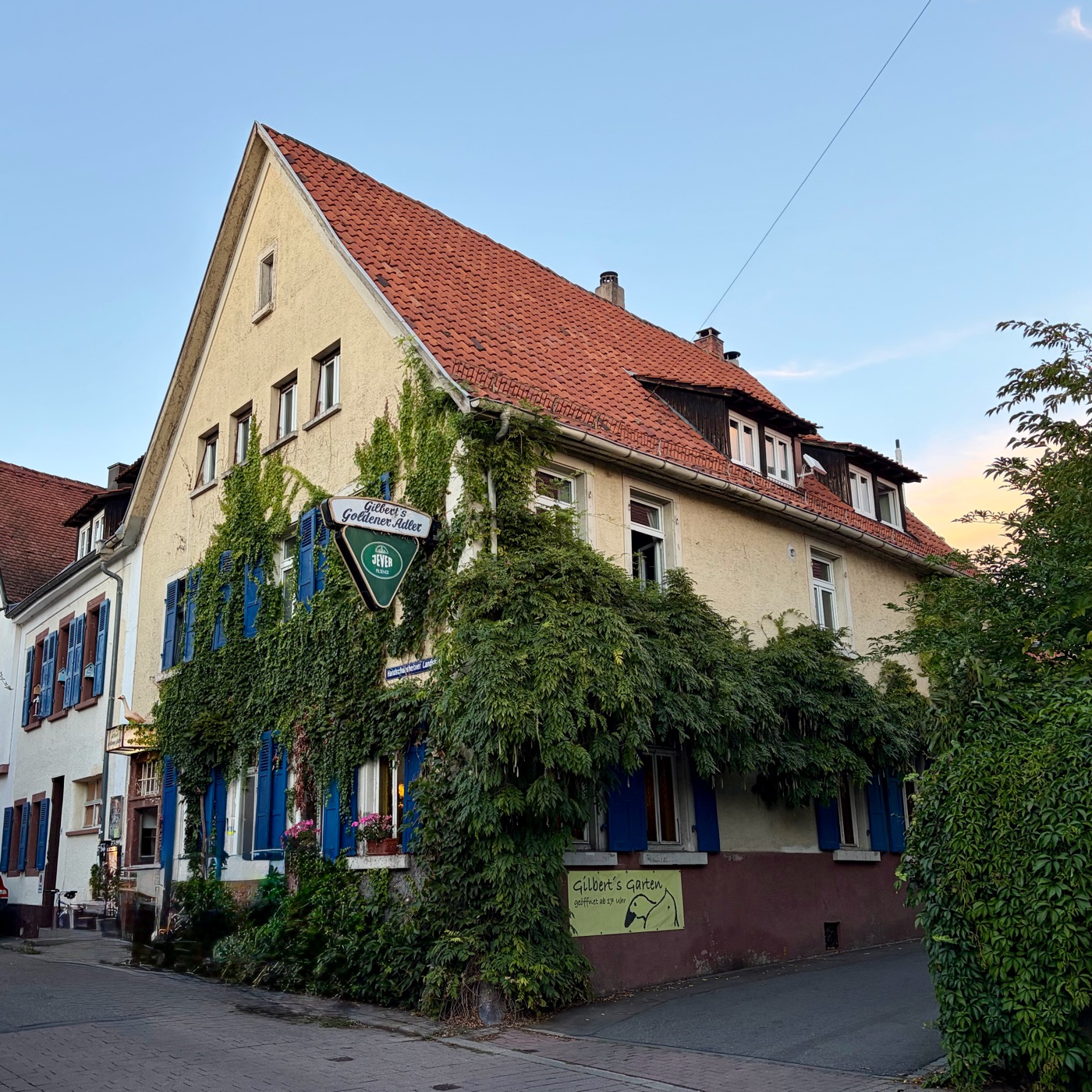 Das efeuberankte Gasthaus an der Straßenecke im Abendlicht