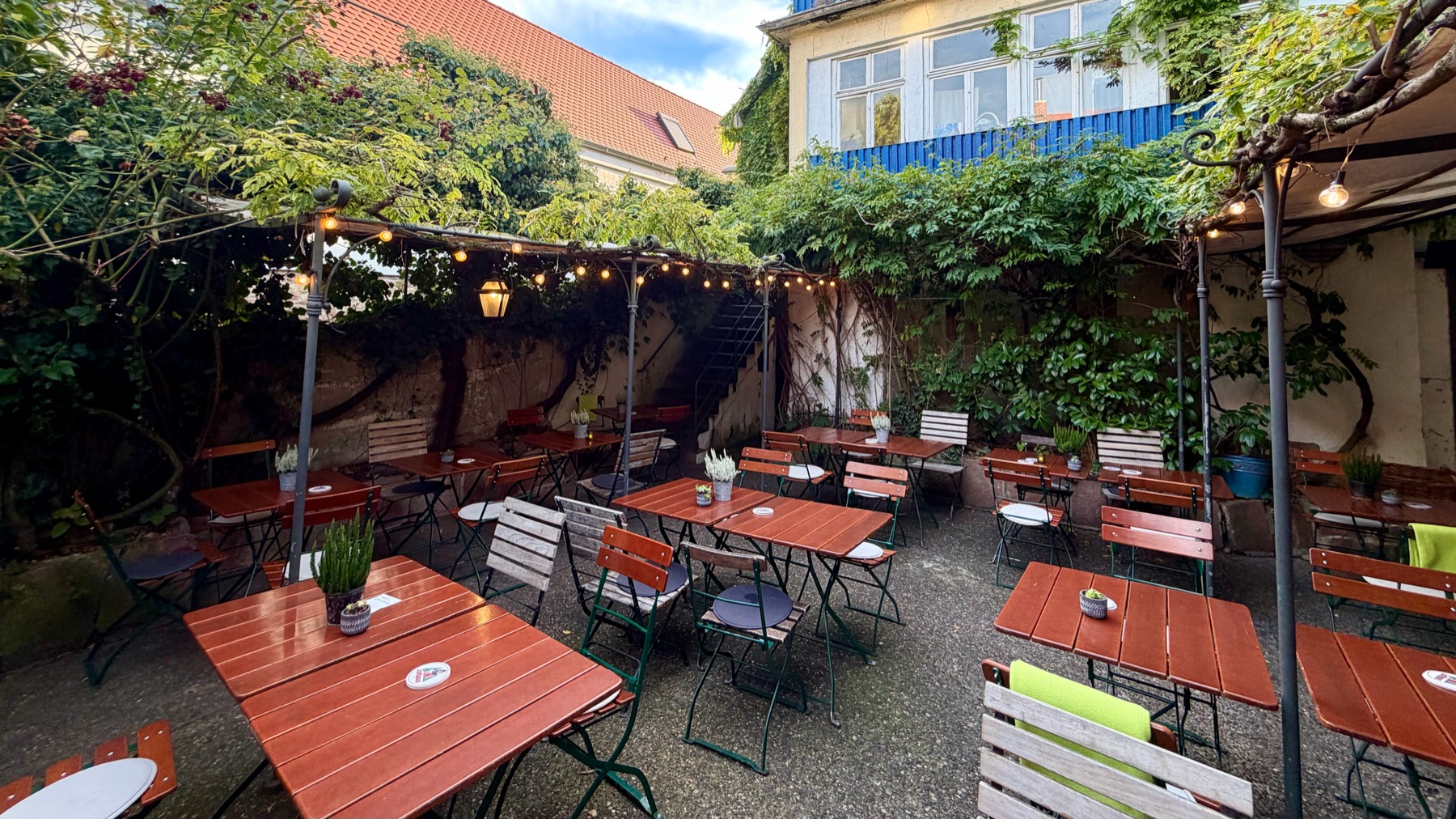 Gilberts Goldener Adler: der Innenhof mit Biergartentischen unter Lichterketten